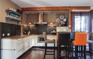 Kuchyň nebo kuchyňský kout v ubytování 8 Bedroom Lovely Home In Bruchterveld