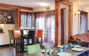 uma sala de jantar com mesa e cadeiras em 8 Bedroom Lovely Home In Bruchterveld em Bruchterveld