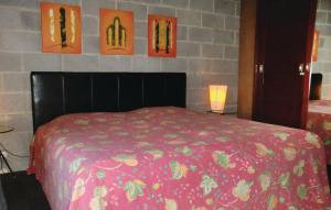 Tempat tidur dalam kamar di Nice Home In Comblinay With Kitchen