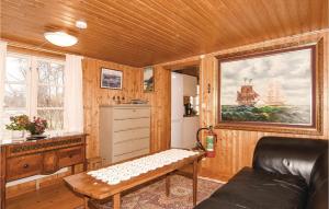En sittgrupp på Beautiful Home In Dalstorp With 3 Bedrooms