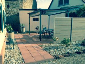 a patio with a table and a fence at Gite du Marché d'Elsa in Kilstett