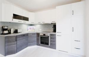 Kuchyň nebo kuchyňský kout v ubytování Cozy Home In Zerpenschleuse