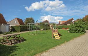 - un parc avec une aire de jeux dotée d'un toboggan et de bancs dans l'établissement Pet Friendly Home In Julianadorp With Wifi, à Julianadorp
