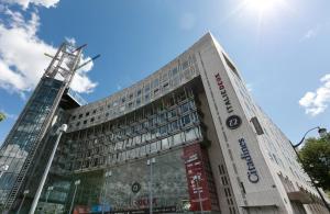 un edificio alto con una grúa delante de él en Citadines Place d'Italie Paris, en París