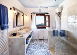 A bathroom at La Fructuosa