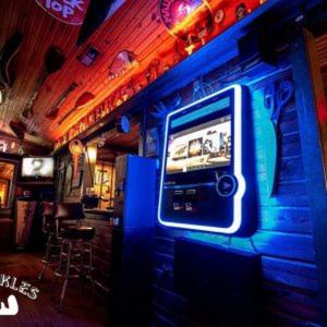 um bar com uma televisão ao lado de uma parede em Bullwinkles Rustic Lodge em Poplar Bluff