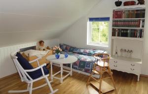 FitjarにあるNice Apartment In Fitjar With 2 Bedrooms And Wifiの部屋のベッドに座る少女
