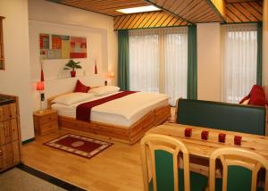 Łóżko lub łóżka w pokoju w obiekcie Hotel Asperner Löwe
