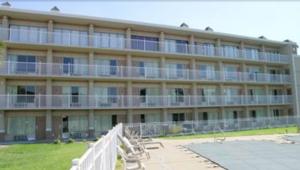 un grand bâtiment avec de nombreux balcons dans l'établissement Ambassadors Inn & Suites, à Virginia Beach