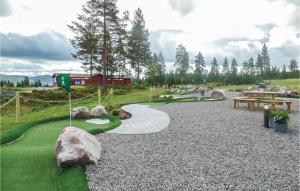 einen Minigolfplatz mit Flagge und Felsen in der Unterkunft Cozy Apartment In Trysil With Sauna in Trysil