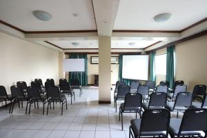 The business area and/or conference room at OYO 210 Apple Tree Suites