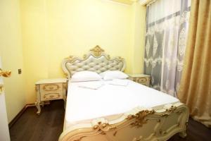 a bedroom with a white bed and a window at AL SHEIKH 5 BEDROOM LUXURY APARTMENT 1 in Yerevan