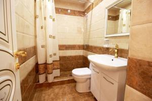 y baño con aseo y lavamanos. en AL SHEIKH 5 BEDROOM LUXURY APARTMENT 1, en Ereván
