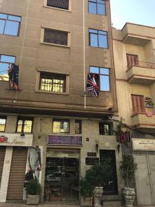 een gebouw met twee Britse vlaggen ervoor bij Riad Dar Mesouda in Tanger