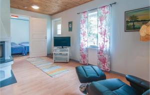NyhamnにあるAmazing Home In Visby With 4 Bedroomsのリビングルーム(ソファ、テレビ付)