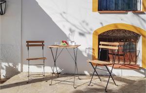 - une table et des chaises devant une cheminée dans l'établissement Lovely Home In Osuna With Outdoor Swimming Pool, à Osuna