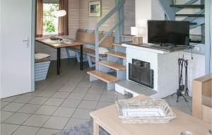 ein Wohnzimmer mit einem Kamin und einem TV in der Unterkunft Ferienhaus 120 In Kirchheim in Kirchheim