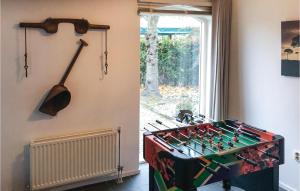 ein Zimmer mit einem Tisch und einem Schachbrett darauf in der Unterkunft Cozy Home In De Meern With Wifi in Utrecht