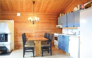 ein Esszimmer mit einem Tisch und Stühlen in einer Küche in der Unterkunft Cozy Apartment In Trysil With Sauna in Trysil