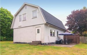 NyhamnにあるAmazing Home In Visby With 4 Bedroomsの庭の白い家