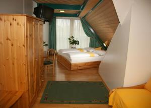 Łóżko lub łóżka w pokoju w obiekcie Hotel Asperner Löwe