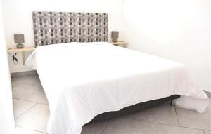 Postel nebo postele na pokoji v ubytování Awesome Apartment In Sainteny With Kitchen