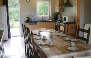 una cucina con tavolo e piatti di Elize a Briscol