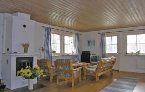 sala de estar con mesa y sillas en Holiday Home Agunnaryd with Fireplace VII, en Agunnaryd