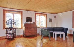 - un salon avec un canapé et une table dans l'établissement Gorgeous Home In rsj With Wifi, à Kopparfly