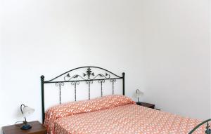 ペルディフーモにあるVilla Brunaのベッドルーム1室(オレンジ色のベッドカバー付)