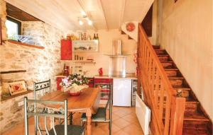 Cuisine ou kitchenette dans l'établissement Two-Bedroom Holiday Home in Razecueille