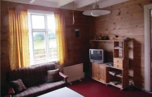 TV a/nebo společenská místnost v ubytování Cozy Home In Bjoa With Kitchen