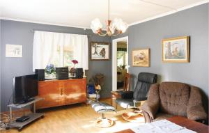 salon z kanapą i telewizorem w obiekcie Stunning Home In Munkfors With Wifi w mieście Munkfors