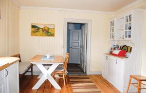 una pequeña cocina con mesa y mesa en Awesome Home In Falkping With Kitchen en Broddetorp