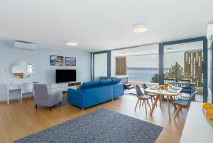 Μια τηλεόραση ή/και κέντρο ψυχαγωγίας στο Abalone Apartments