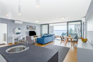 Χώρος καθιστικού στο Abalone Apartments