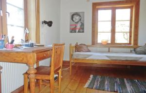 een kamer met een bed, een tafel en een raam bij Awesome Home In rsj With 4 Bedrooms And Wifi in Kopparfly