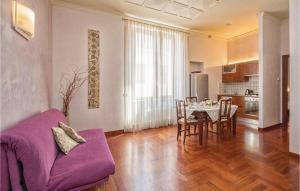 レッチェにあるBeautiful Apartment In Lecce Le With 1 Bedrooms And Wifiの紫色のソファとテーブル付きのリビングルーム