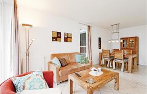 un soggiorno con divano e tavolo di Awesome Apartment In Rechlin With Sauna a Rechlin