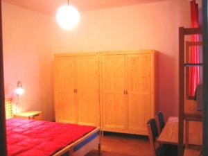ラストラ・ア・シーニャにあるAlla Porta di Baccioのベッドルーム1室(ベッド1台付)、木製キャビネットが備わります。