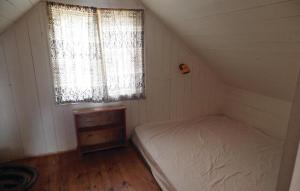 מיטה או מיטות בחדר ב-Cozy Home In Kjpmannsskjr With Kitchen