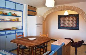 Η κουζίνα ή μικρή κουζίνα στο Lovely Apartment In Serra Di Ferro