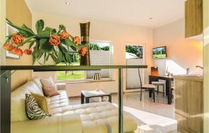 sala de estar con sofá blanco y mesa en Stunning Home In Pinnow With Kitchenette, en Petersberg