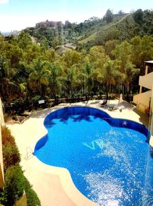 Luxury Residence Puerto Banusの敷地内または近くにあるプールの景色