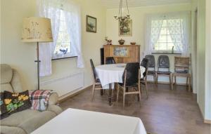 uma sala de estar com uma mesa branca e cadeiras em Beautiful Home In Hovsherad With Kitchen em Handeland