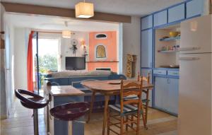 セラ・ディ・フェロにあるCozy Apartment In Serra Di Ferro With House Sea Viewのキッチン、リビングルーム(テーブル、椅子付)