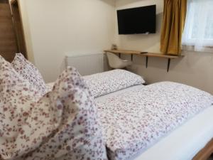 Postel nebo postele na pokoji v ubytování Gästezimmer Klopfer
