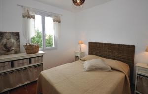 Postel nebo postele na pokoji v ubytování Amazing Home In Roquebrune Sur Argens