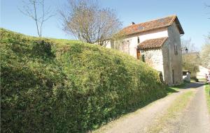 a large grassy hill next to a building at 2 Bedroom Nice Home In Grignols in Grignols Dordogne