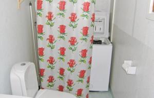 Lidhultにある2 Bedroom Amazing Home In Lidhultのバスルーム(赤い花のシャワーカーテン付)